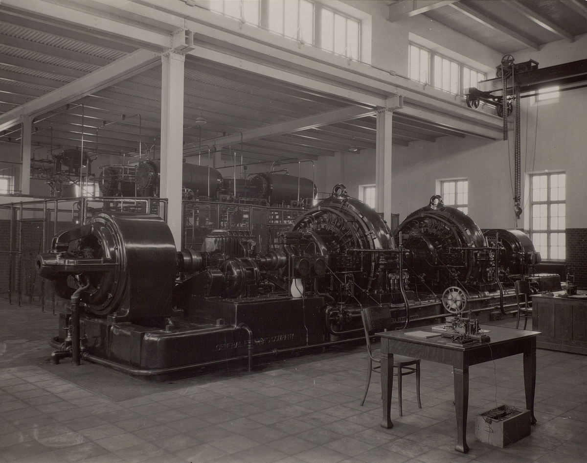 Varberg (Grimeton). Högfrekvensgeneratorerna av Alexandersonstyp. 1930.