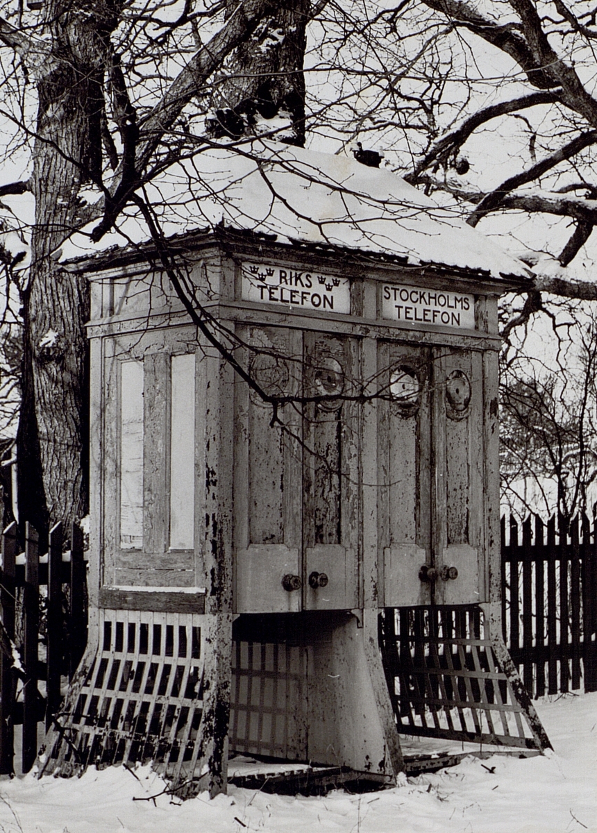 Telefonkiosk modell 1914, vid Ulriksdal. År 1966.