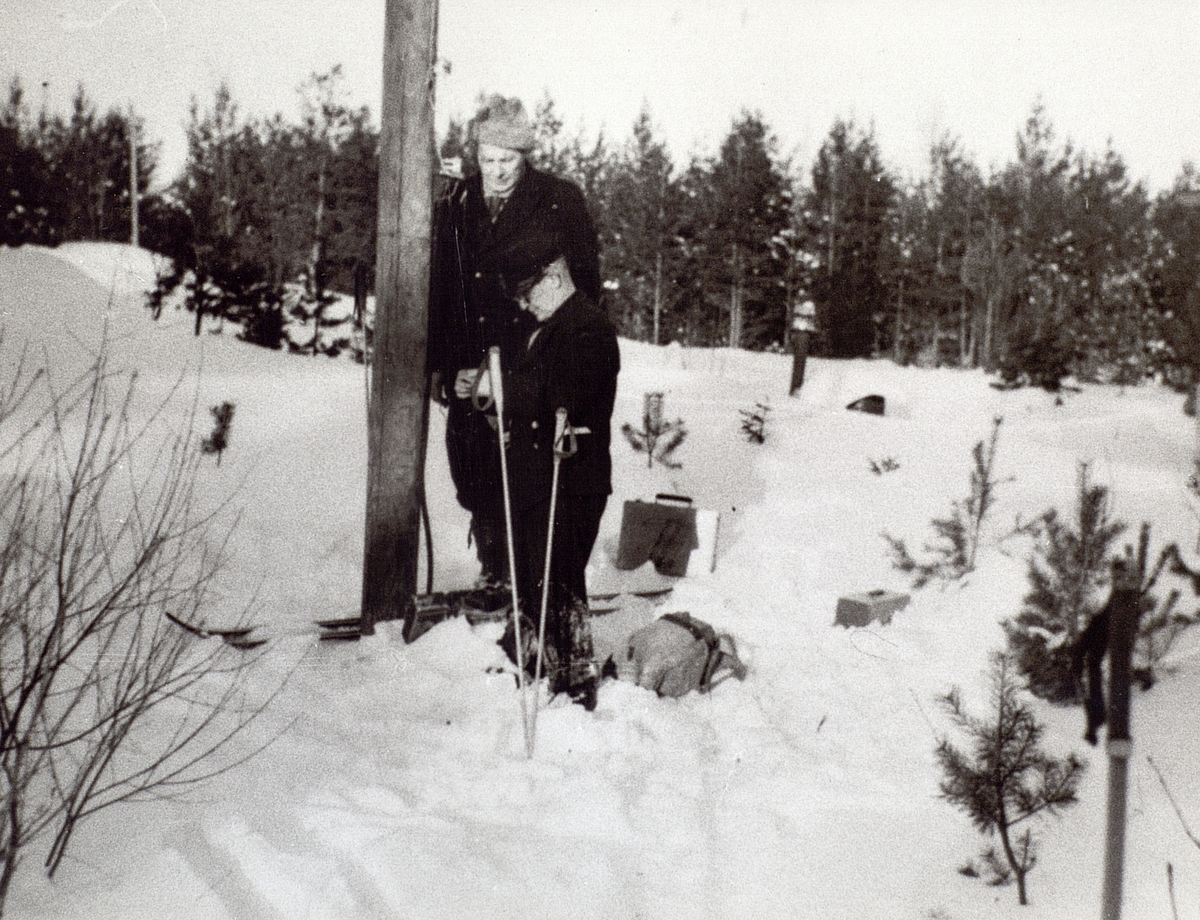 Axel Eriksson (Lill-Axel) och Anders Borg på Kabelfel Saltvik-gackerön. 1950-talet.