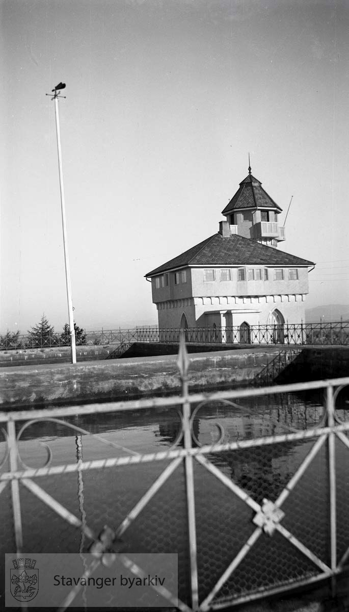 Vålandsbassenget på toppen av Vålandshaugen ble bygd i 1894 og fikk en høyde på 84 m.o.h. For å få vannet opp dit måtte man bygge en pumpestasjon i Egenes brannstasjon. Vålandstårnet ble bygd i 1895 og ombygd i 1917.