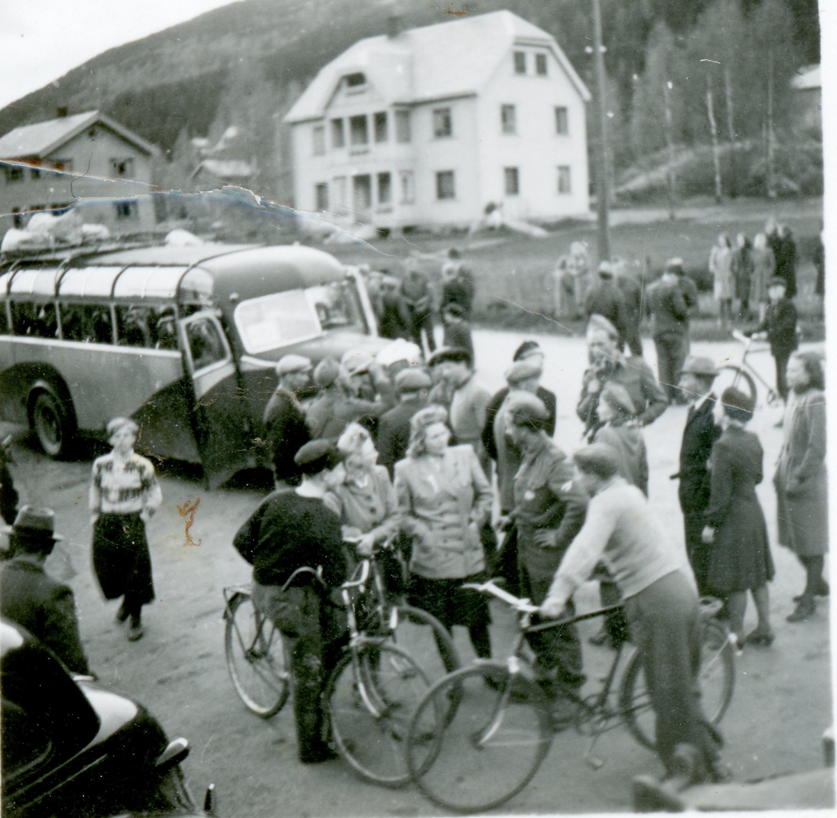Frigjøringsdagen 1945 Heimefrontsoldater som er kommet med buss tar en stopp for å snakke med folk i Gol.
Fretheim og Telegrafsentralen i bakgrunn.
