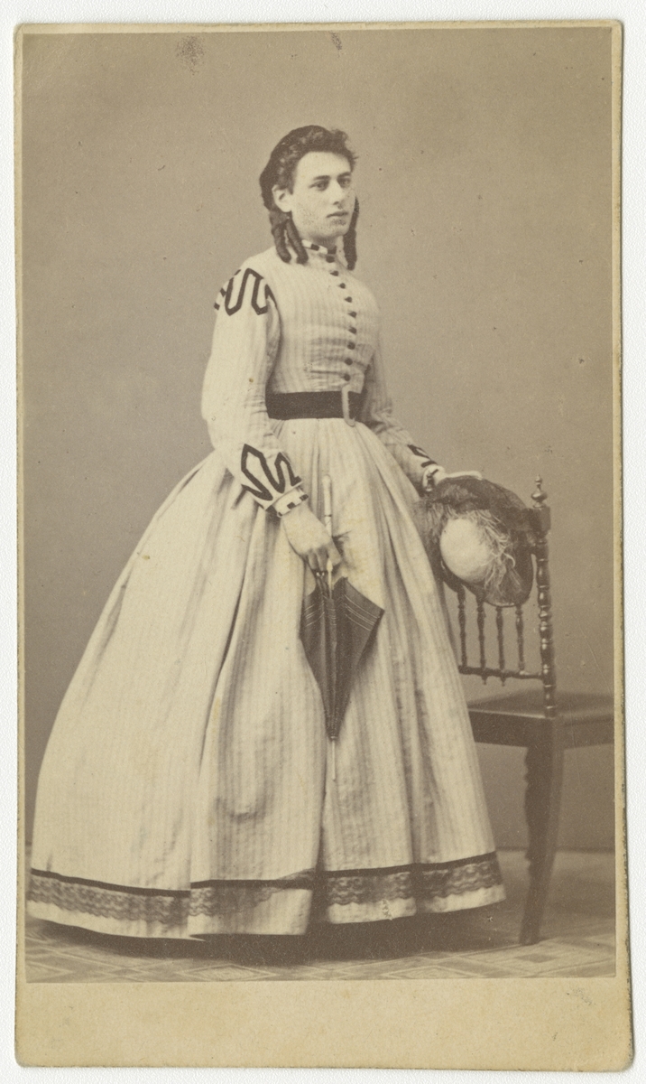 Porträtt av Wilhelm Theodor Unge porträtterad som kvinna, officer vid Upplands regemente.

Se även bild AMA.0002400, AMA.0002401, AMA.0002402, AMA.0009153, AMA.0009158 och AMA.0014381.