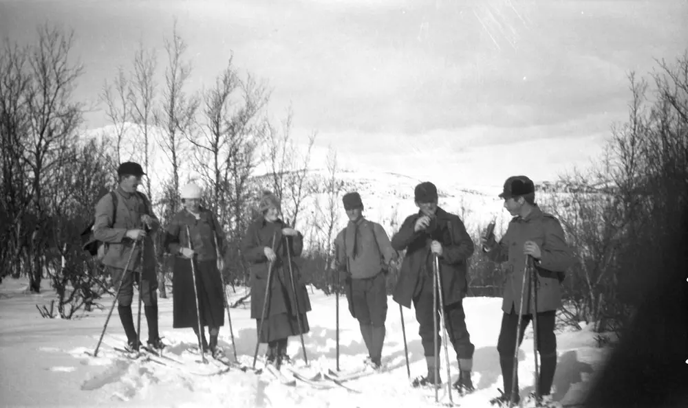 menn og kvinner på skitur