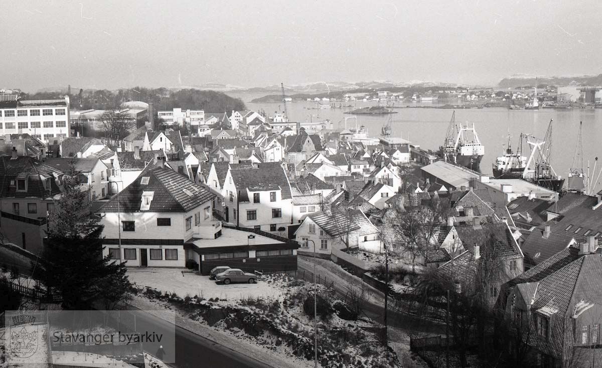Tatt fra det nye administrasjonsbygget mot gamle Stavanger og Sandvigå