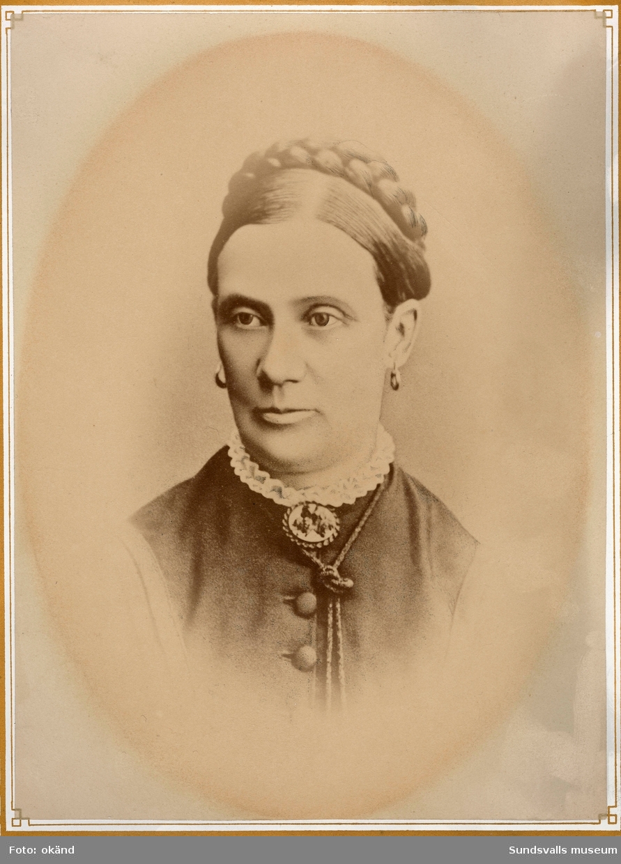 Porträtt av Catharina "Carin" Maria Sundberg og Gröndahl gift med grosshandlare August Sundberg, föräldrar till författarinnan Maria Rieck-Müller.