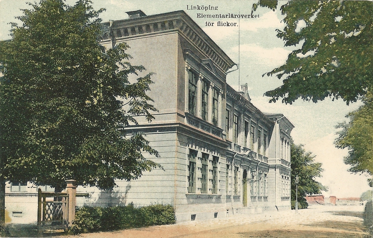 Vykort från  Linköping Elementärläroverket för flickor hus på Vasavägen.
Vasavägen, Elsa Brändströms skola, Klostergatan, 
Poststämplat 8 september 1907