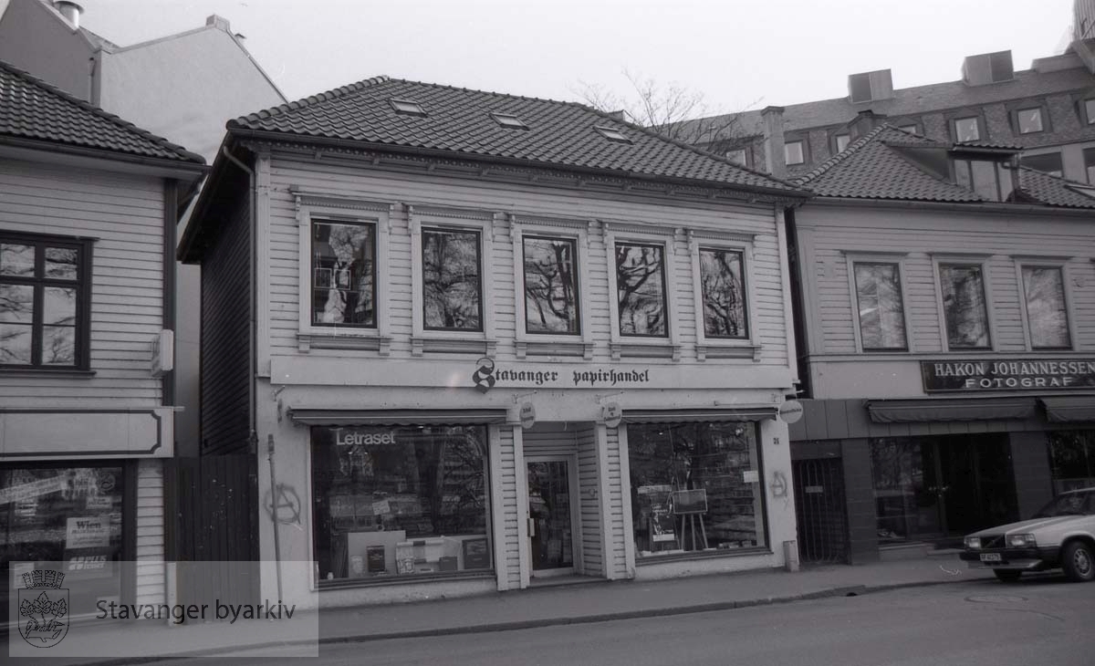 Stavanger Papirhandel.Fotograf Hakon Johannessen til høyre