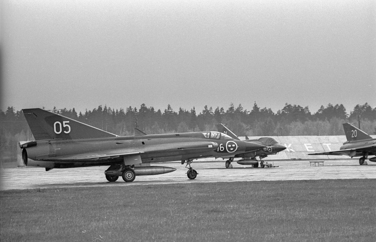 Tre flygplan J 35 Draken på landningsbana på sovjetisk flygbas. Flygplan märkt nummer 05 i förgrunden. Vid Kungliga Upplands flygflottiljs besök vid sovjetisk MiG-21-bas den 16 mars 1972.