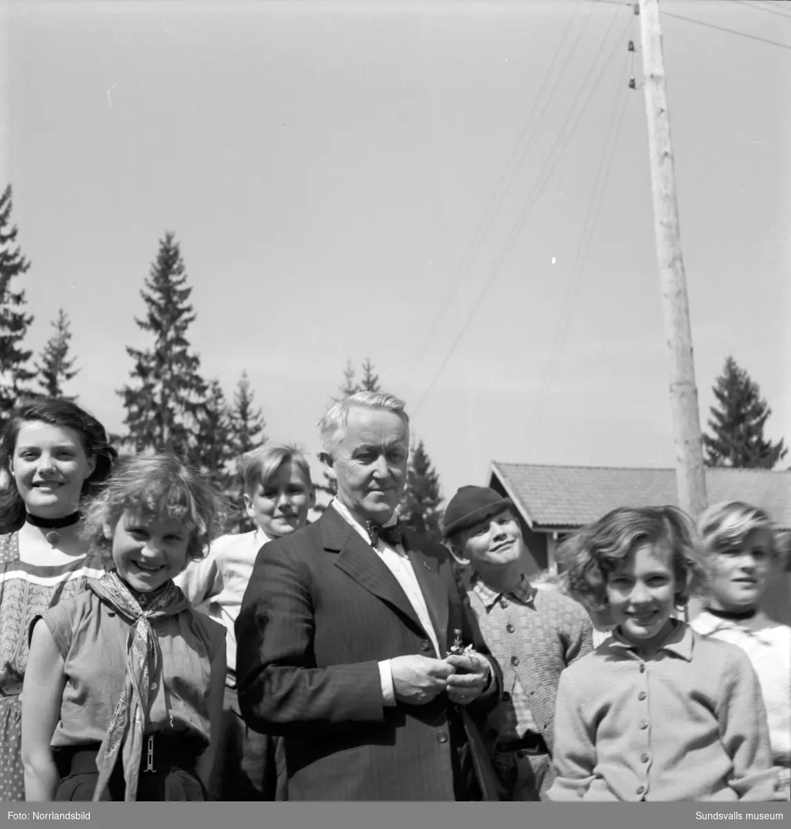 Nävsta skola, klasserna 5 och 6 tillsammans med folkskollärare och kantor Alfred "Atte" Grimås.