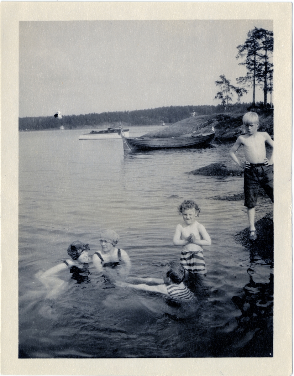 Luna Hovland med lys badehette, Finn Hovland på stranden, ca. 1925. 
Bading i Paradisbukta, Bygdø Kongsgård.