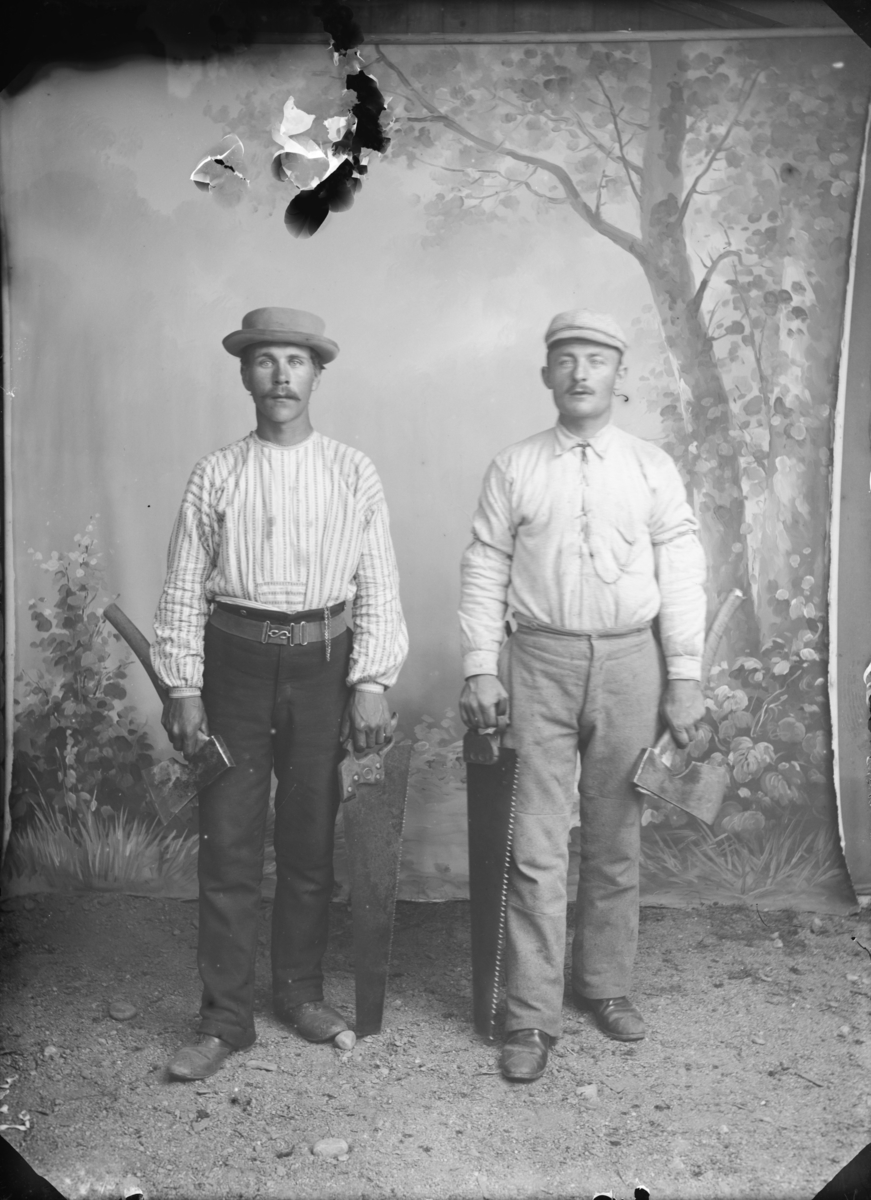 To menn med sag og øks som er snekkere eller tømmerhoggere