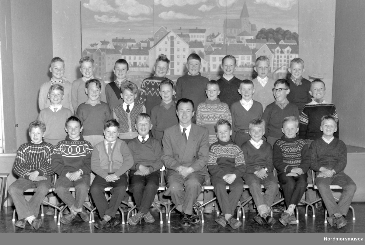 Klassefoto fra Nordlandet skole, på Nordlandet i Kristiansund. Fotografiet er datert 1961. Fotograf er Nils Williams. Fra Nordmøre museums fotosamlinger.