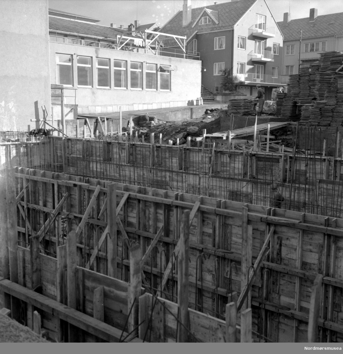 Foto fra et pågående byggeprosjekt i sentrum på Kirkelandet i Kristiansund. Fotograf er Nils Williams. Fra Nordmøre museums fotosamlinger.