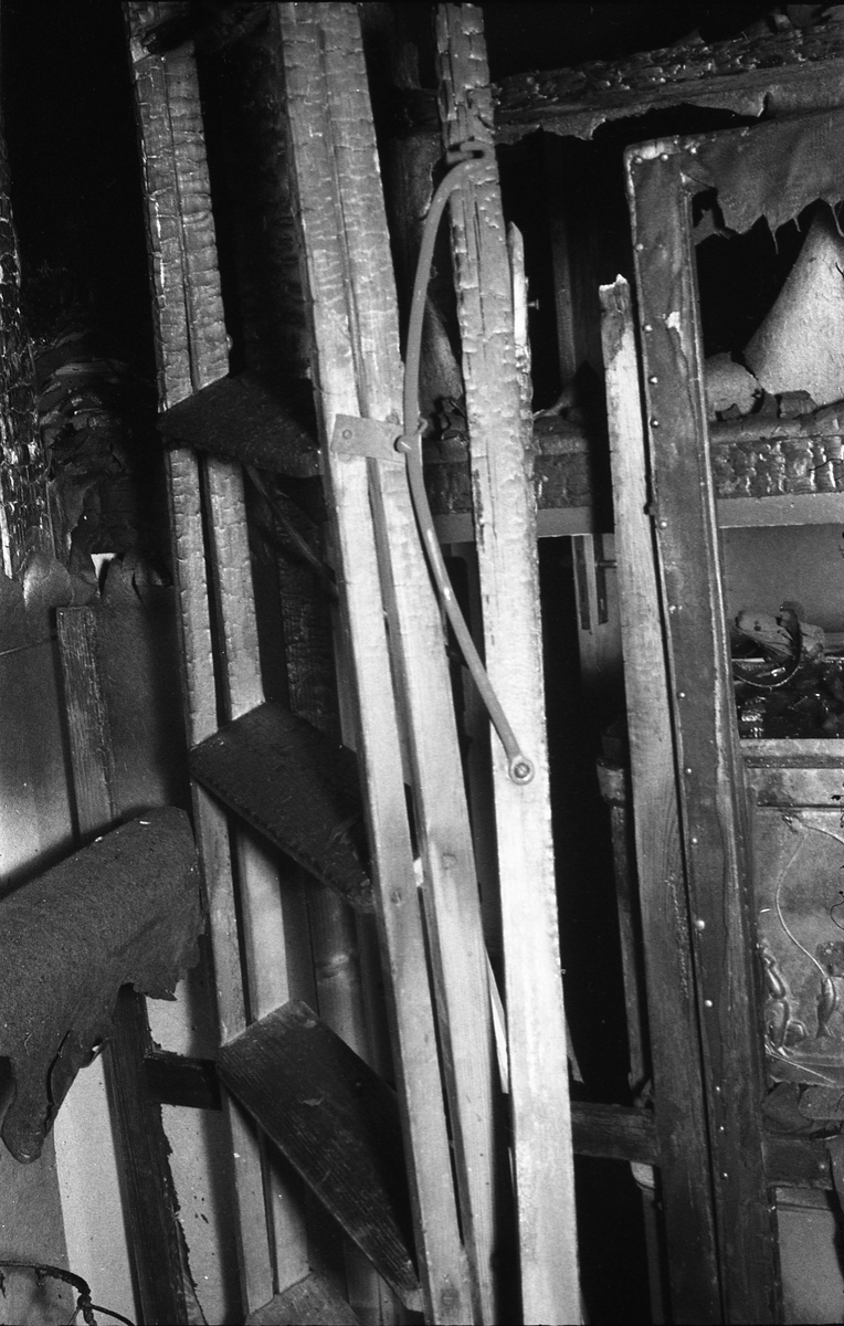Tre bilder tatt etter branntilløp i Sigurd Røislis enebolig på Kraby høsten 1956.