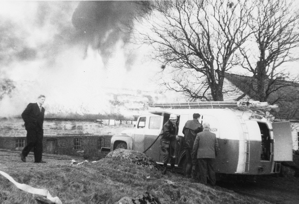 Løebrann på Norheim ca 1959. Brannbil frå Bryne Brannvern. Nessler Ree med hjelm, brannsjef Trygve Stueland til høgre med ryggen til.