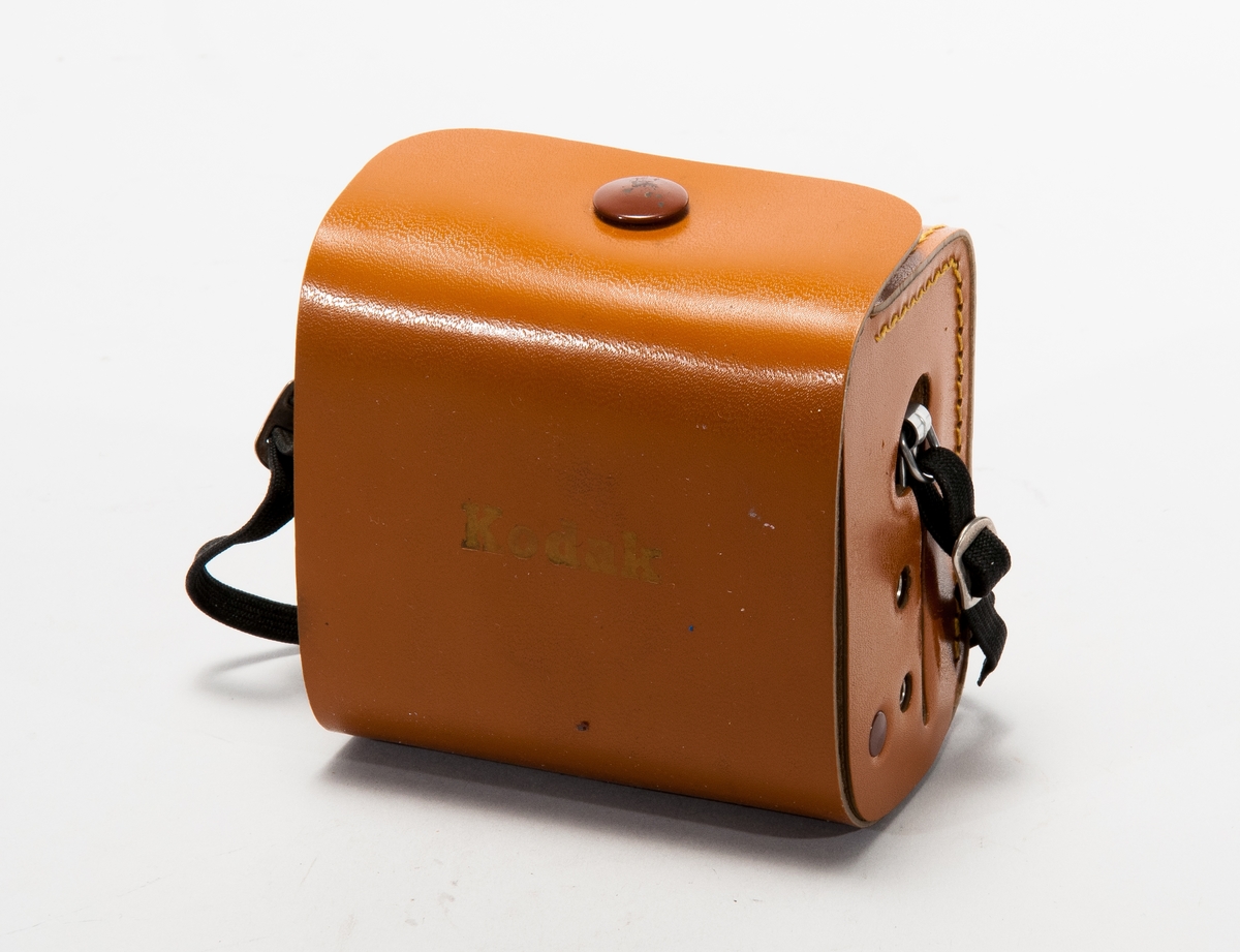 Kamera för mellanformat, tillverkad i bakelit och metall. Med väska och axelrem.
Märkt: Brownie Starlet.