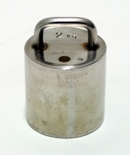 Sylinder av metall med håndtak.
