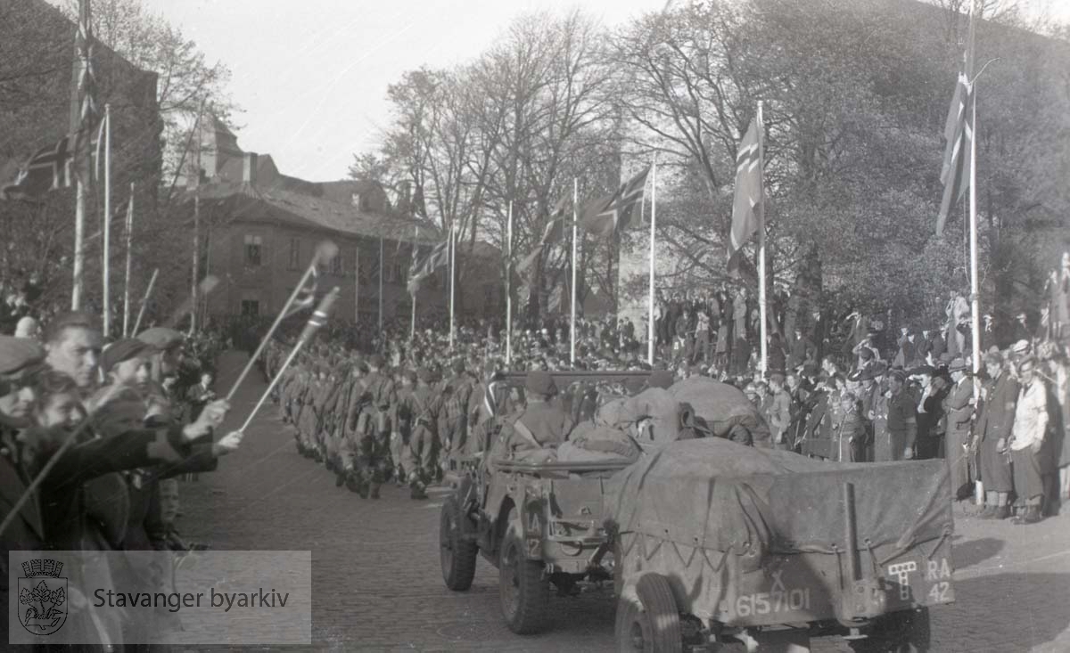 Tatt kort tid etter frigjøringen fra okkupasjonen , .2. verdenskrig. Fredsdagene 1945.. .Militærparade gjennom sentrum.