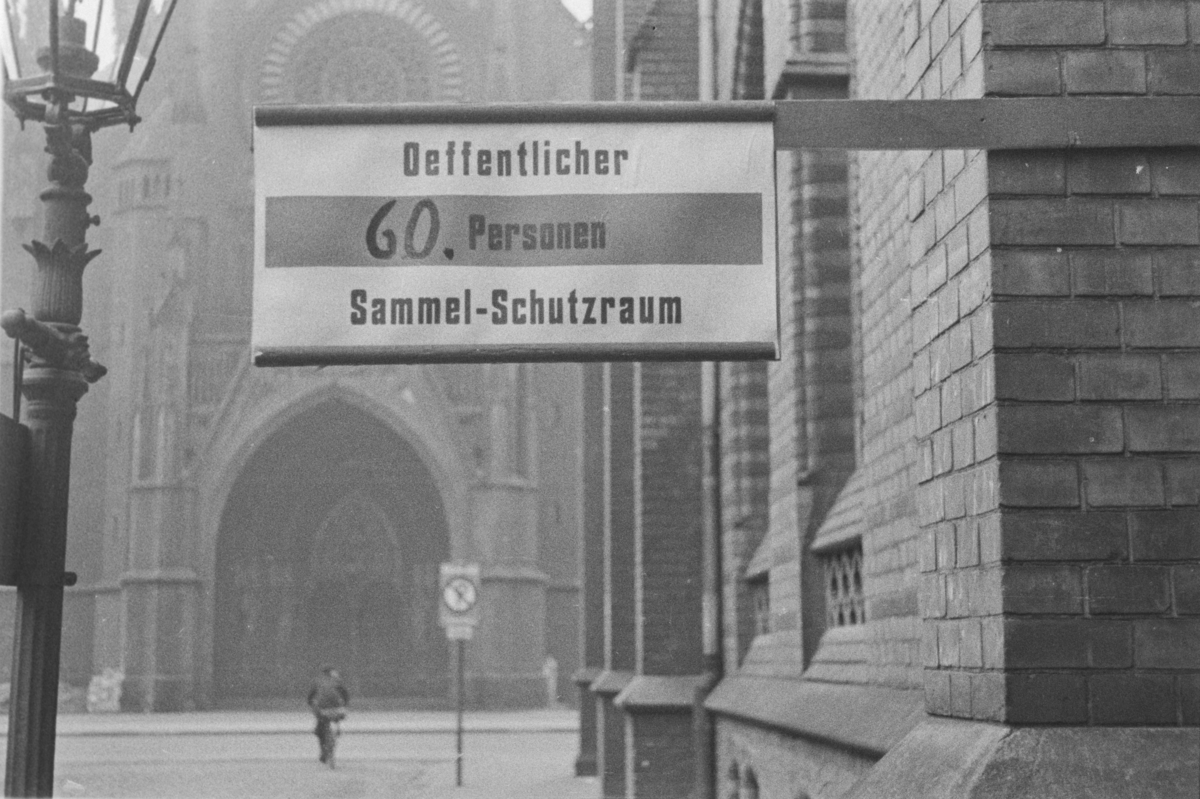 Skilt som viser vei til tilfluktsrom, Schutzraum, for 60 personer i Hannover i Tyskland