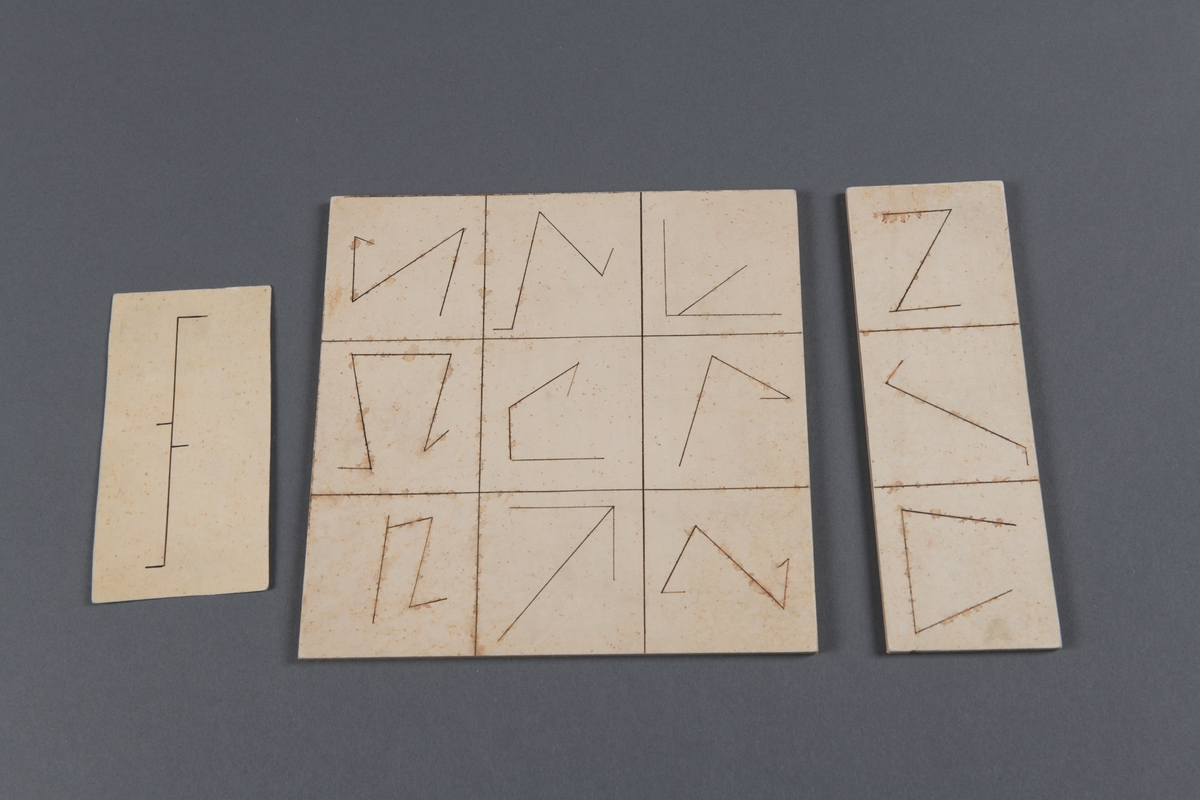 Ulike ferdighetsspill for forskjellige årsklasser fra 4 år til 11 år. Noen spill ligger i bokser av tre, andre er i form av treplater med tekst og figurer.

Ferdighetsspill 9 år: Rektangulær treboks som inneholder to rektangulære treplater, fire avlange trebiter med påskrift, og to kort av papir med tegninger på.

Ferdighetsspill 10 år: Rektangulær treboks med lokk som inneholder en liten rund eske fra Svaneapoteket i Trondheim, 18 trepinner, en pappskive, et kort av papir med geometrisk figur, og to treplater med geometriske figurer.

Ferdighetsspill 5 år: Rektangulær treboks med lokk som inneholder en liten rund eske fra Svaneapoteket i Trondheim, 12 runde trepinner, og 17 treplater i ulike størrelser og former, med påført tekst og tegninger, samt en kvadratisk treplate med utskårne geometriske figurer (sirkler) malt i ulike farger. 

Ferdighetsspill 6 år: To treplater, den ene med utskårne geometriske figurer, den andre med opphøyde geometriske figurer. Fire grometriske figurer av tre, samt en kvadratisk papirlapp med tekst og kvadratisk figur påtegnet. 

Ferdighetsspill 4 år: Består av en treplater med utskårne geometriske figurer (sirkler). 

Del av ferdighetsspill, ukjent: En kvadratisk plate av kartong med en utskjært trekant i midten, merket "2" og "Test 33". Sammen med denne ligger sju biter av tykt papir, En sirkulær brikke av tre, samt en kvadratisk brikke av tre med rutenett malt på.

Ferdighetsspill 7 år: Rektangulær treboks som inneholder 13 runde trebrikker, 4 trekantede (avrundet) trebrikker, en rektangulær trebrikke og en oval trebrikke, seks hvitmalte trekuler, en større gulmalt trekule, en papirlapp med påført tekst og en blyant merket "DNB KOMBI". I tillegg er det en konvolutt som inneholder ti kvadratiske brikker av kartong fargelagt med rød blyant, og ti trekantede biter av kartong fargelagt med rød blyant. Totalt 50 deler, inkludert treboksen. 

Ferdighetsspill 8 år: Består av lokk (treboks mangler), 5 flate klosser av tre, og en kvadratisk papirlapp med påskrift.

Ferdighetsspill 8 år: Rektangulær treboks med lokk som inneholder en trelist med hull og påskrift (pluss- og minustegn), 12 avlange flate treklosser med tegninger på, et ark med geometriske figurer og påskrift på, samt en kvadratisk plate med hull, tall og pluss- og minustegn.