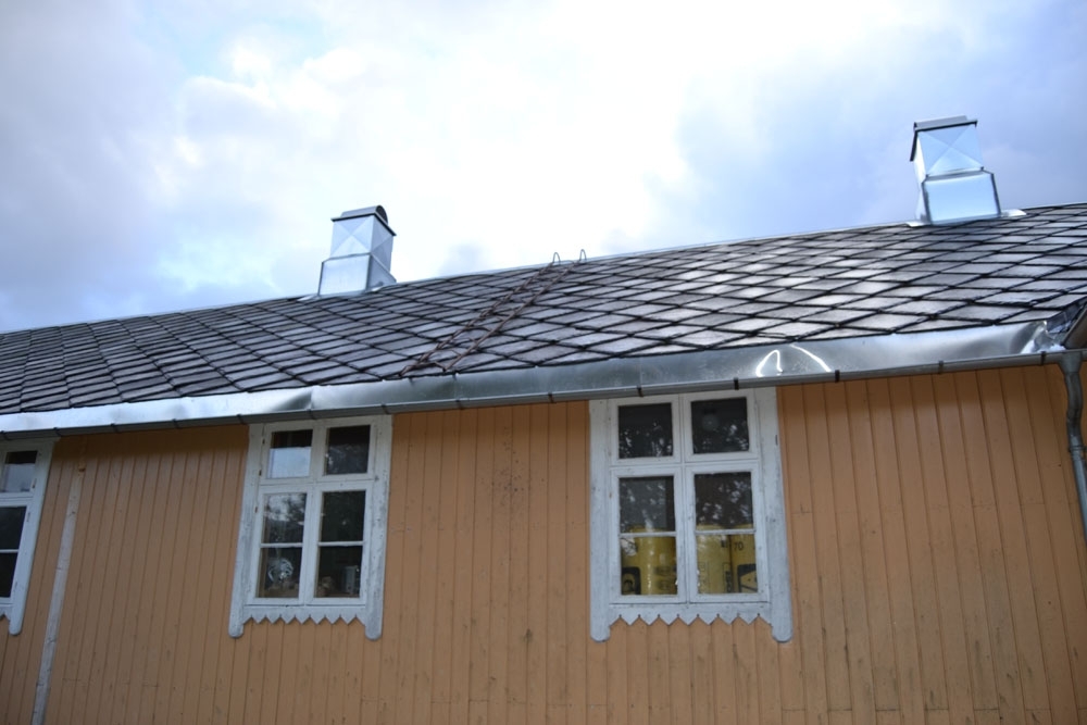 Leirfjord, Nedre-Leland. Entreprenørfirmaet, Einmo, legger om taket på Bergh-brygga (museet). Bergh-brygga har igjen fått to piper, nå med pipebeslag for å holde fuktigheten ute. Hele taket er lagt om og det er ny takrenne.