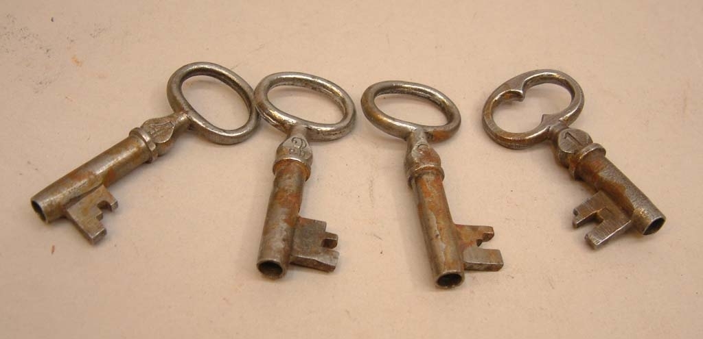 Fyra stycken numrerade nycklar till mindre väggfast kassaskåp. Nycklarna är numrerade 1-4.