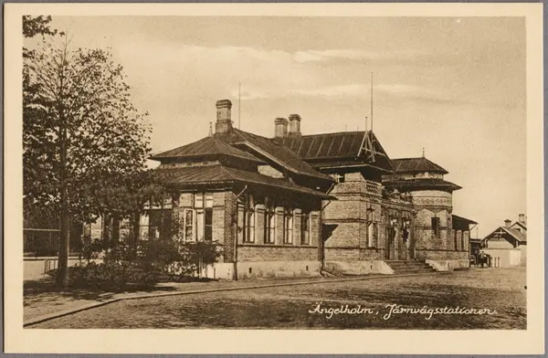 Vägsida Av Stationshus Med Byggnad I Bakgrunden. - Järnvägsmuseet ...