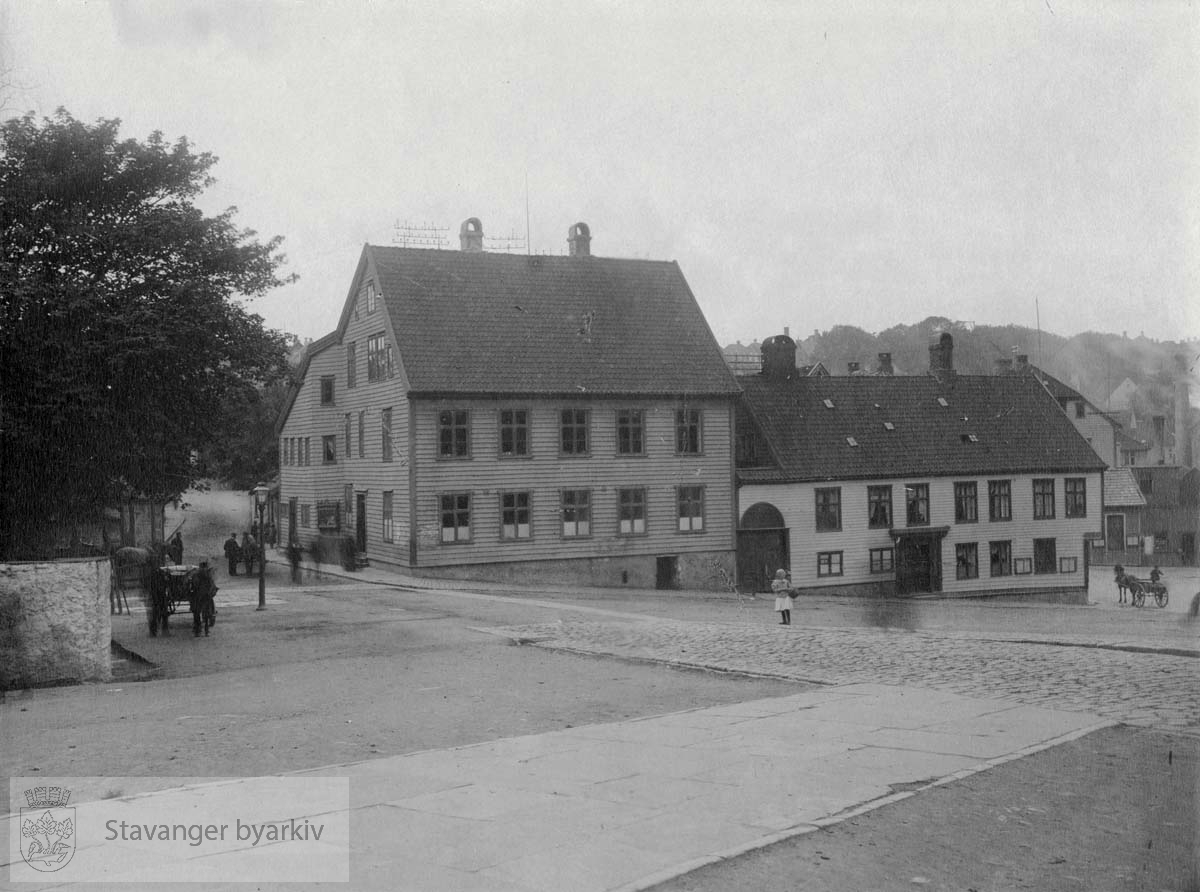 Til venstre: Byfogd Christensens hus, deretter Svaneapoteket...Negativ finnes som BySt1986_1_181 Utskilt fra PA293.