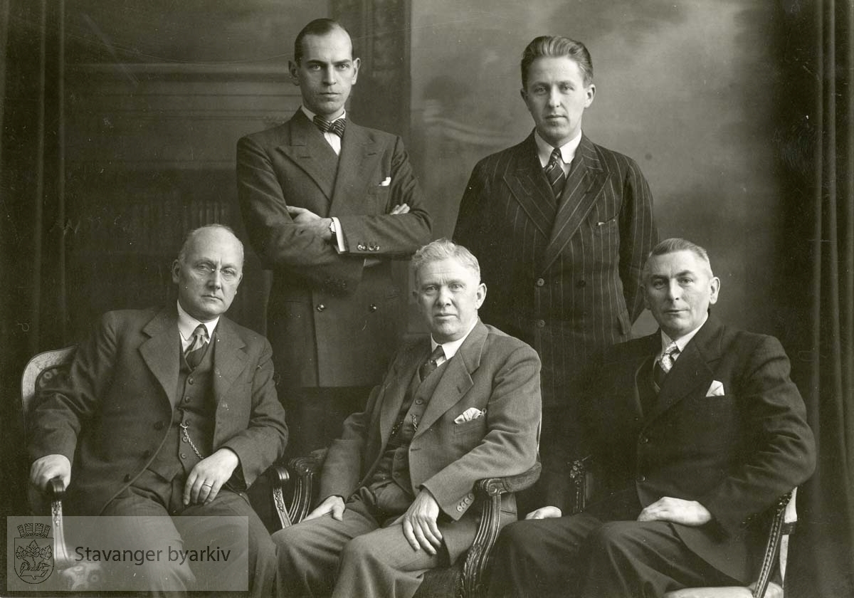 Styret i jubileumsåret 1940: 1.rad fra venstre: Torarin Jensen, Sophus Jacobsen og Olav Stavnem. Bak fra v: Helge Mæhle og Endre Lima.
