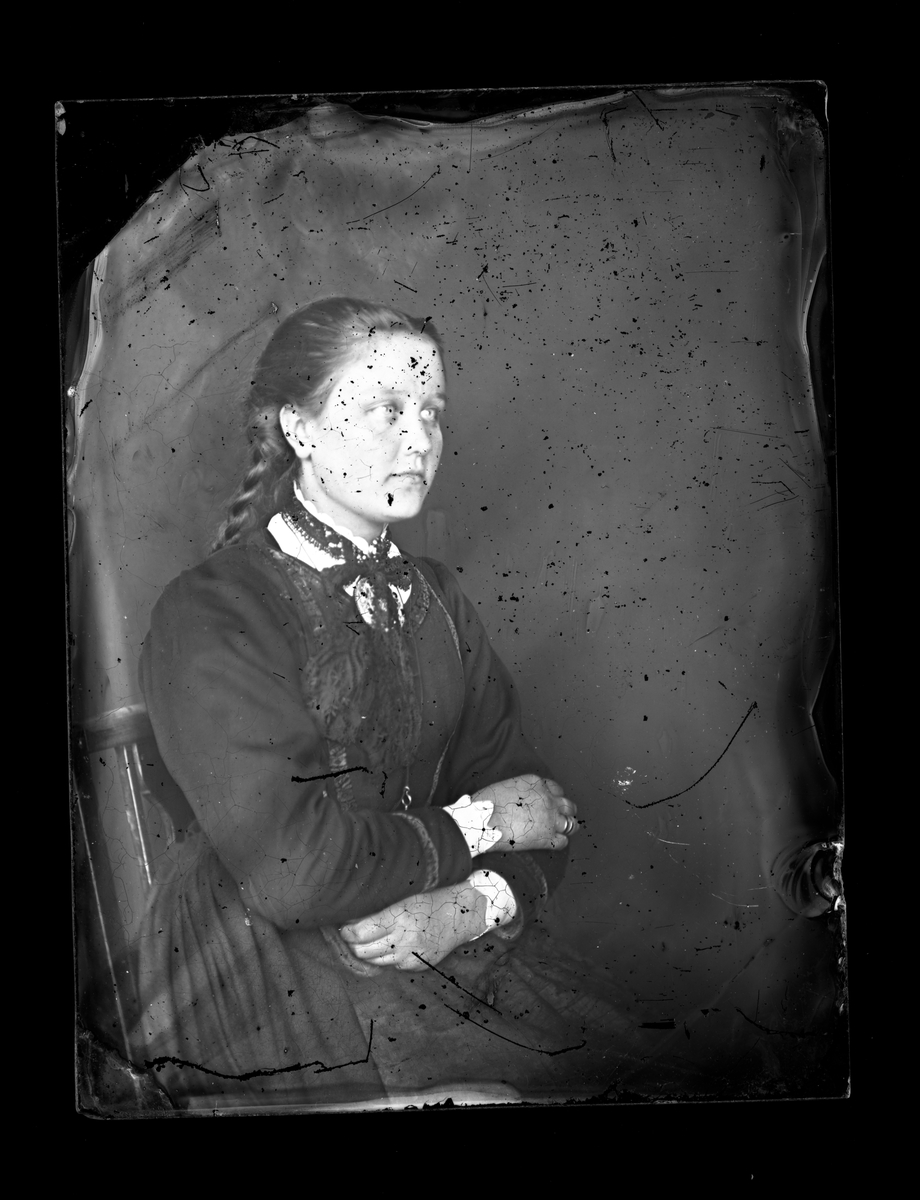Fotosamling etter fotograf Knut Aslaksen Berdal. f. 1829 Einlaugdalen Vinje, d. 21.01.1895. Portrett ung kvinne i folkedrakt