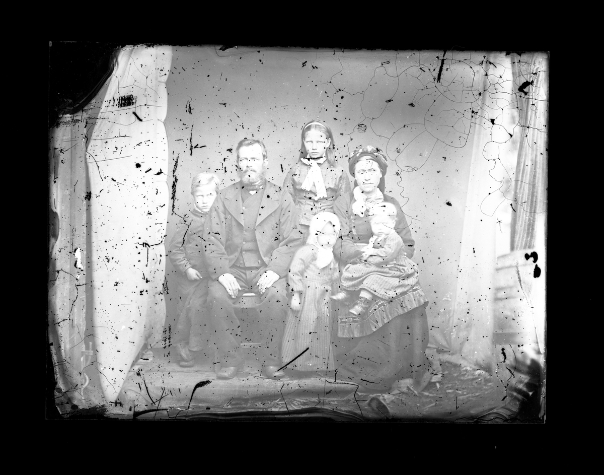 Fotosamling etter fotograf Knut Aslaksen Berdal. f. 1829 Einlaugdalen Vinje, d. 21.01.1895. Gruppeportrett av mann og kvinne med 4 barn