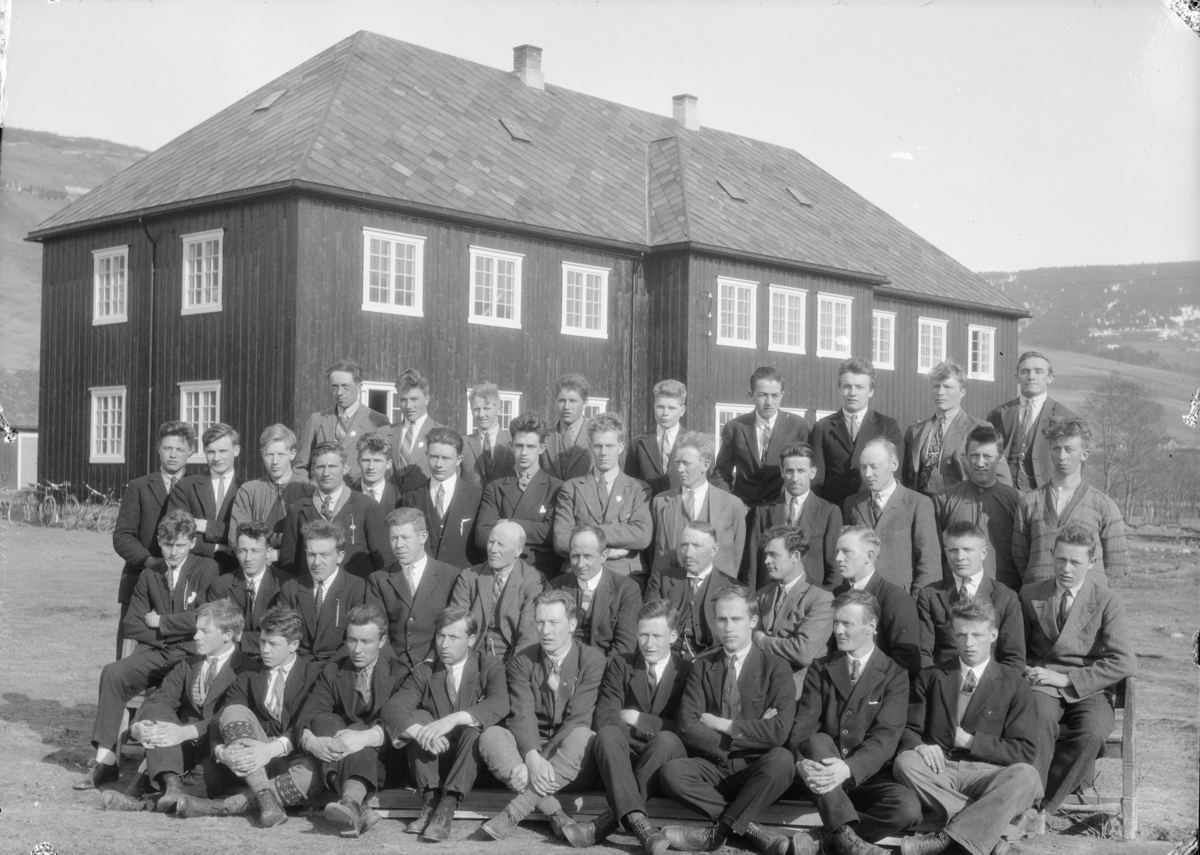 Elever og lærere ved Hjerleids Minne, Dovre. Midt i bilde sitter lærerne Ragnvald Einbu, Ola Lillevik og Helge Hovrud