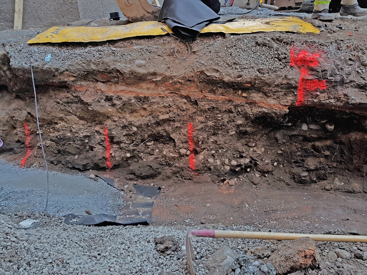 Arkeologisk schaktningsövervakning, A5 tegellagd yta i sektion samt A6 rest efter stenläggning, kv Rosenberg, Uppsala 2018