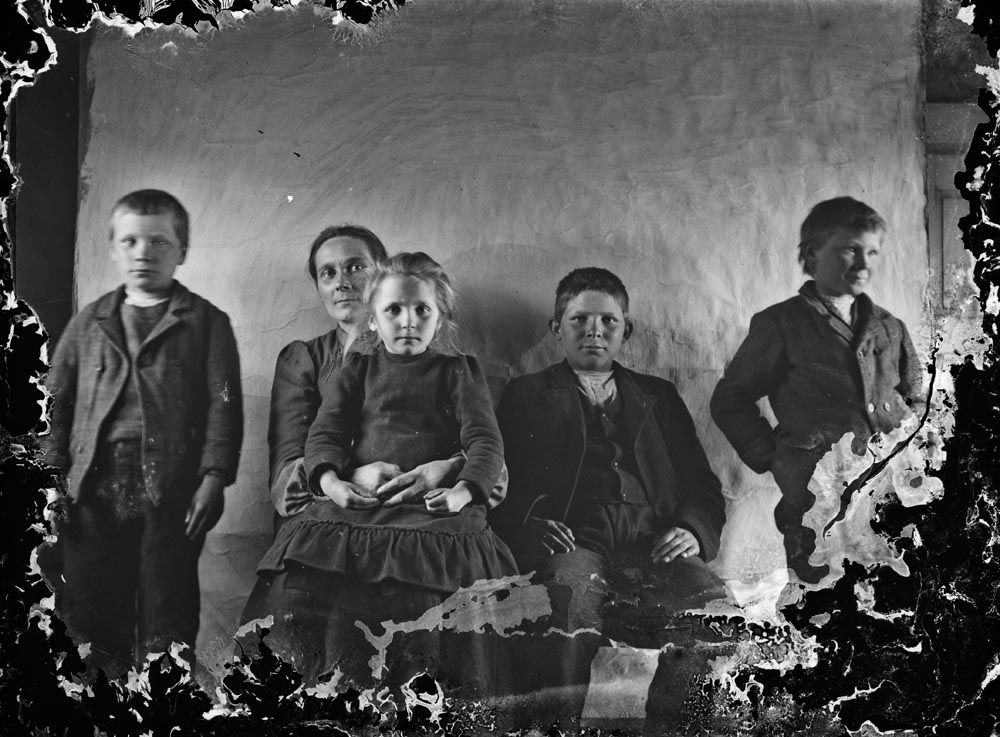 Leirfjord, Ulvangen, Myrvang. Portrett av familien til Kornelius (fotograf). Lothine, kona til Kornelius, fotografert med barna.
F.v.: Leif Myrvang (f. 1901), Lothine Myrvang (f. 1875) med Paula Myrvang (f. 1903) på fanget, Johannes Myrvang (f. 1896-d. 1920) og Nils Myrvang (f. 1898-d. 3/10 1935).