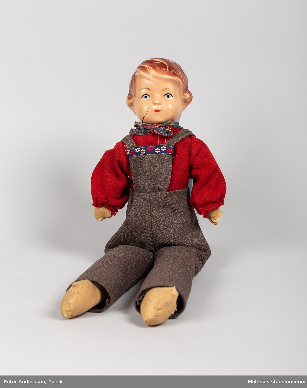 En docka som kallades Pelle. Dockan är från början av 1950-talet.
Rolf som bodde på en lantgård utanför Trelleborg fick dockan när han var cirka 3-5 år. Dockans kläder är handsydda av hans moster Elsa som var född 1921.