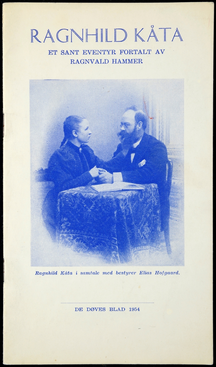 Fotografi av mann og ung kvinne ved bord (Ragnhild Kåta og Elias Hofgaard)