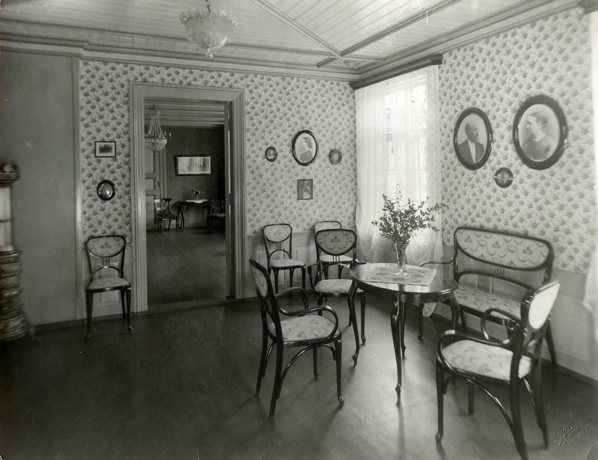 Bildet viser "Wienermøblementet" i dagligrommet i bygningens 2.easje (nåværende orgelrommet) med åpen dør inn mot nåværende Grieg/Tsjajkovskij-rommet.