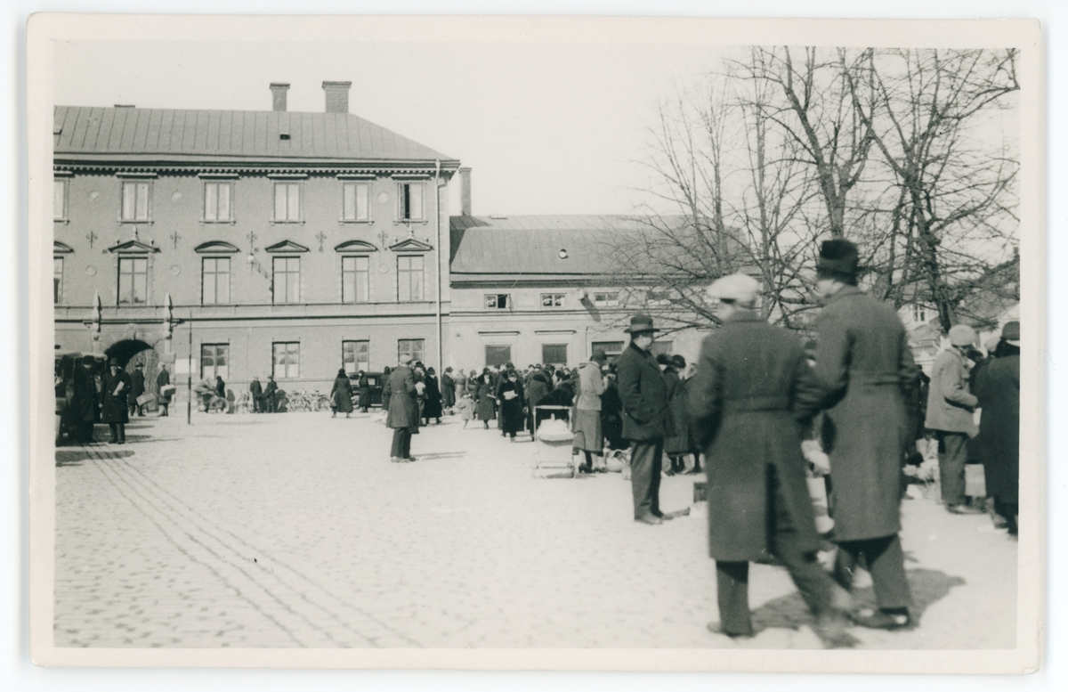 Vykort - torghandel på Fyristorg, Uppsala före 1935