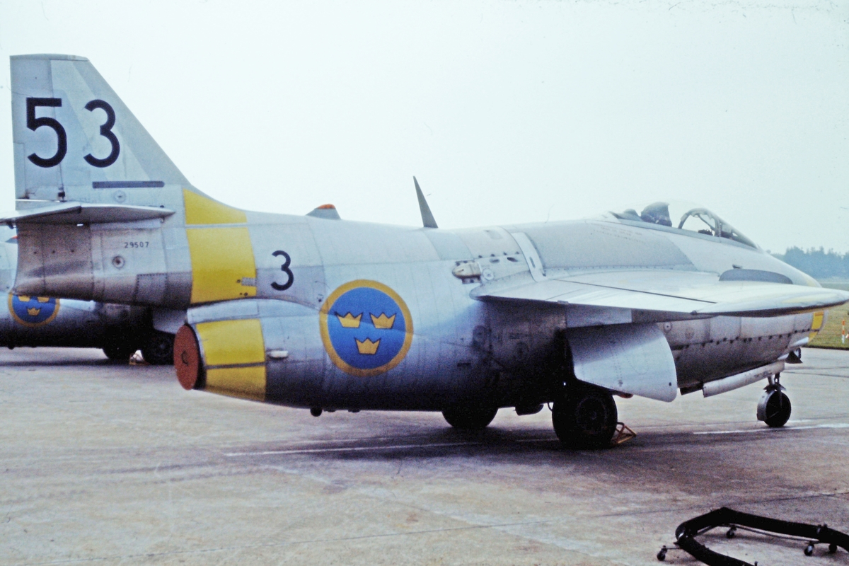 Flygplan J 29 507 som målbogserarflygplan kod 3-53 på Malmen 1976. Vy snett bakifrån.