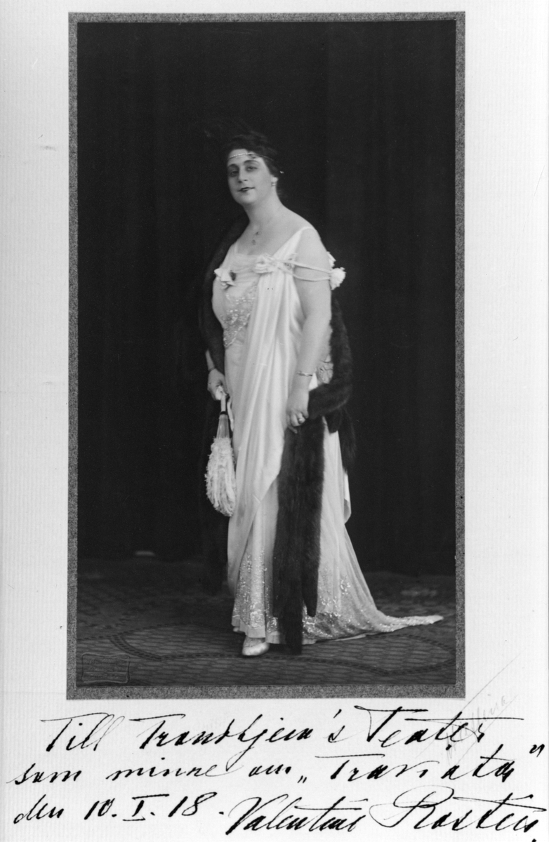 Portrett av Valentin Rostin (Svendsen), med påskrift:
Takk til Trondhjem´s teater som minne om "Traviata" den 10.1.1918. Underskrevet Valentin Rostin.
bilde 2 er en arkivkopi av samme bilde.