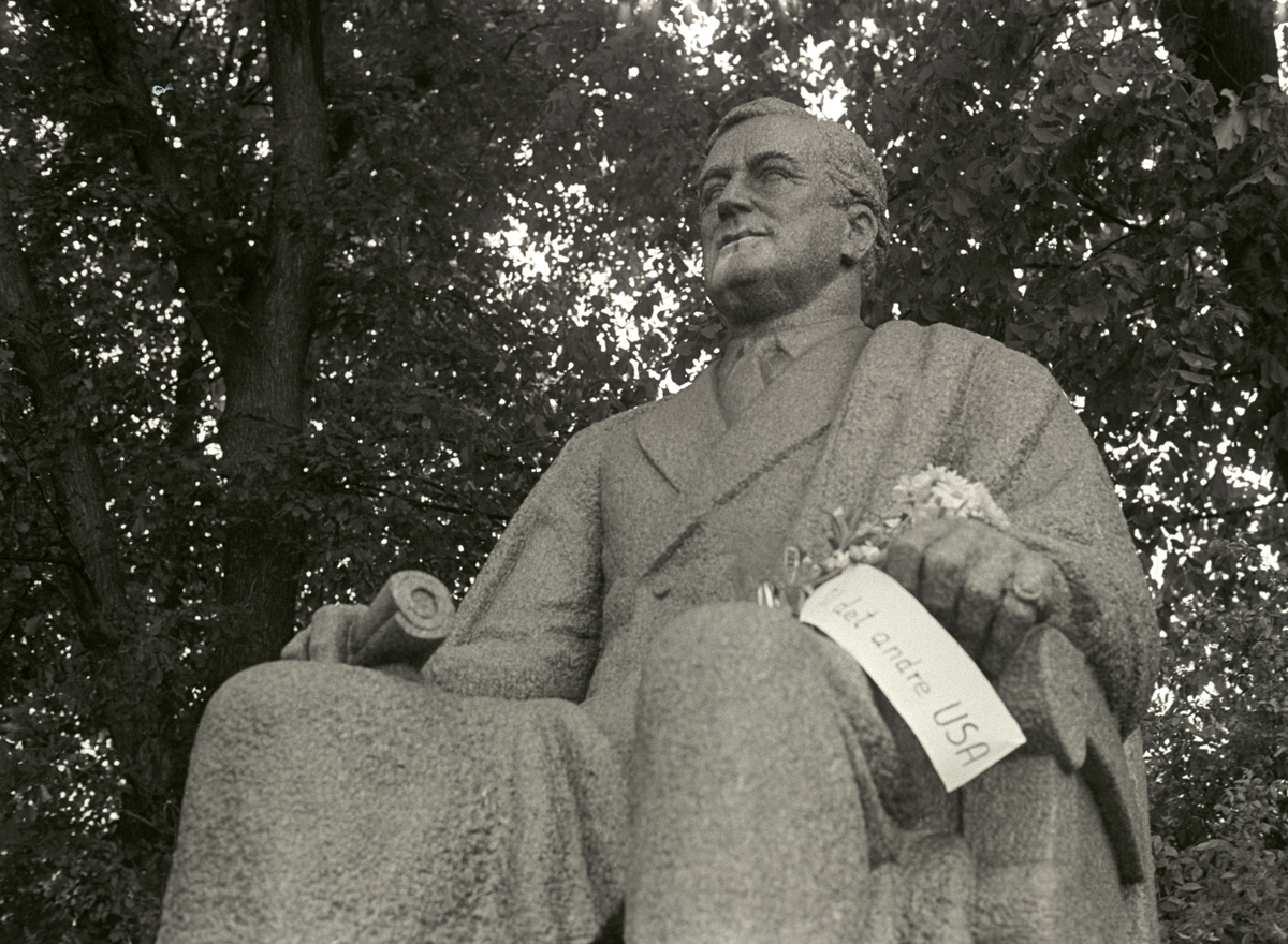 Det ble lagt ned krans på Roosevelt-statuen nedenfor Skansen i forbindelse med den amerikanske uavhengighetsdagen. En hyllest til "det andre USA".