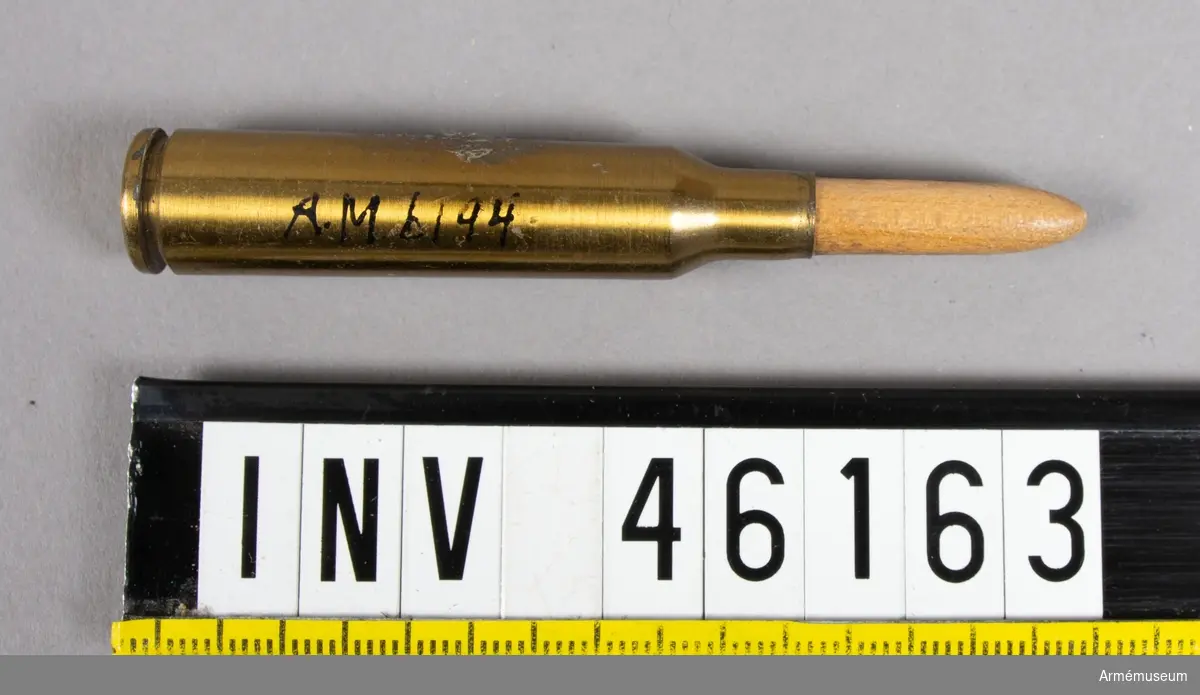 Grupp E V.
6,5 mm hel blind patron m/1894. Till gevär m/1896 och karbin m/1896 och m/1894-1896.