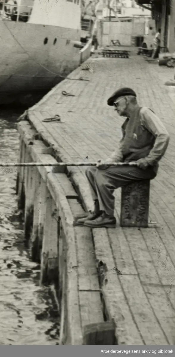 Havna. Bryggefiskere. Juli 1958