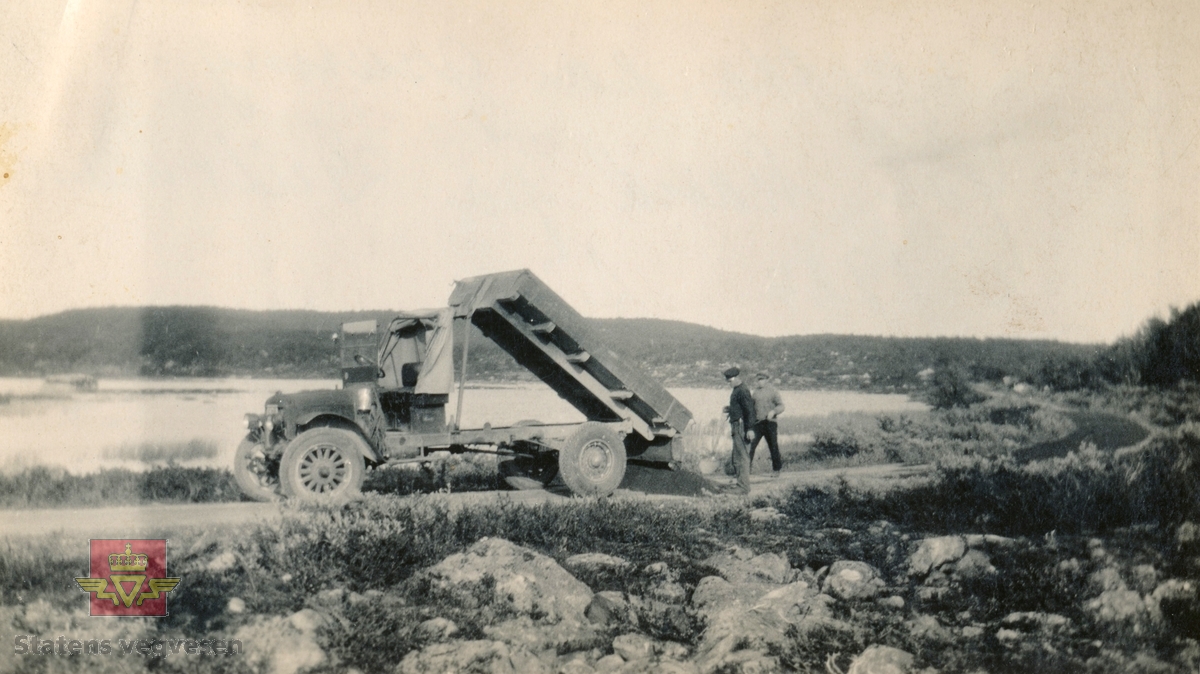 Grusing av veg på Geiloåsen i 1927. Lastebil med sveive-tipp, utplanering av grusen for hånd.