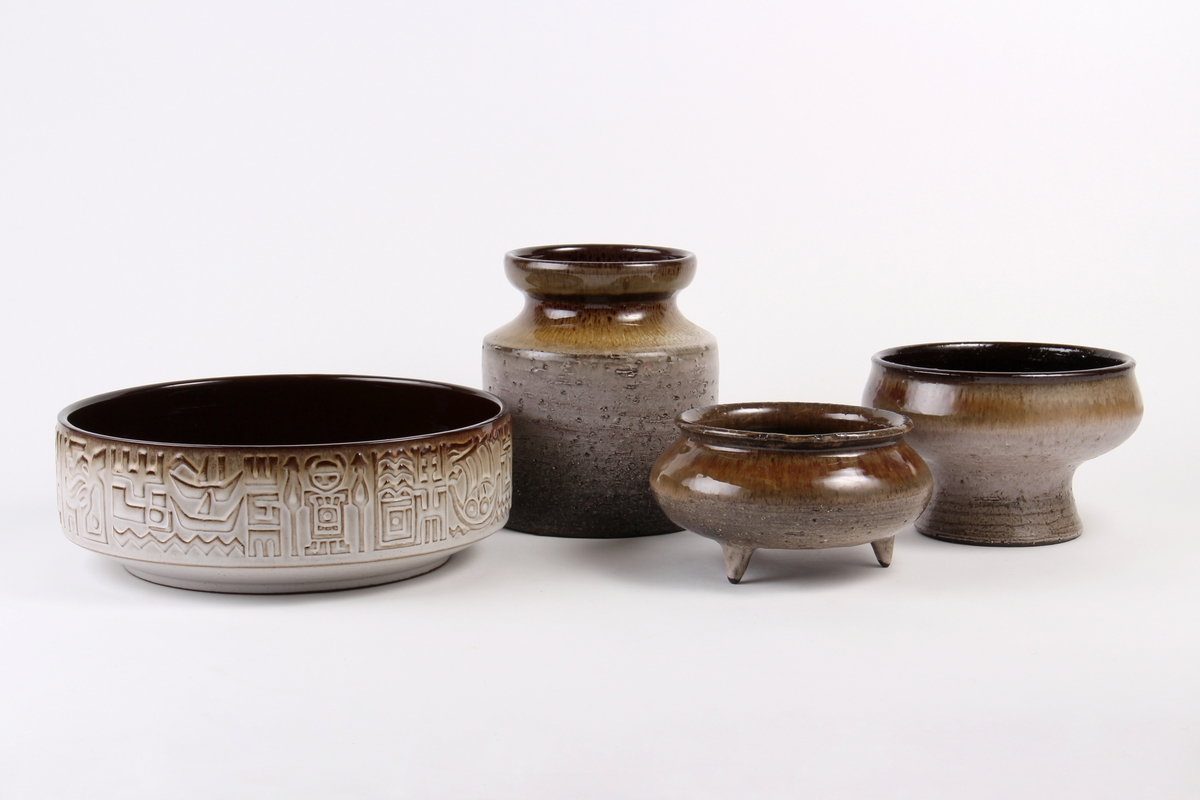 Dekketøy fra Graveren bestående av asjett, kopp, underskål, mugge, krus, skål, krukke, vase og lysestake med samme dekor.