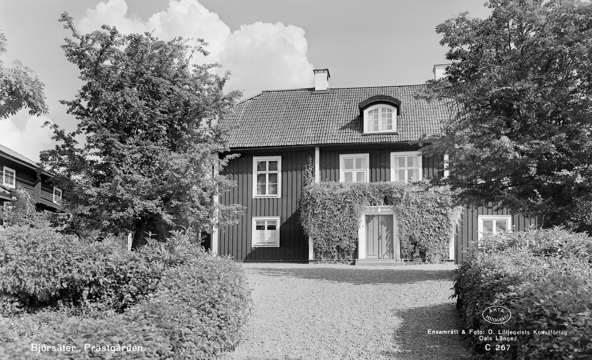 Den ståtliga prästgården i Björsäter kan i de äldsta delarna dateras till 1672. En andra våning tillfördes 1797, vilken tydligt avspeglas i de tre lufter höga fönstren. Vid tiden för bilden disponerades bostället av kyrkoherde Hilding Berggren med maka.