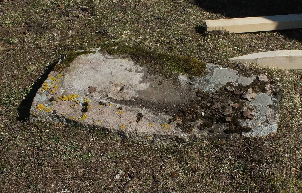 Arkeologisk kontroll, den flata sten som var underlag till U1027, Kunsta, Lena socken, Uppland 2019
