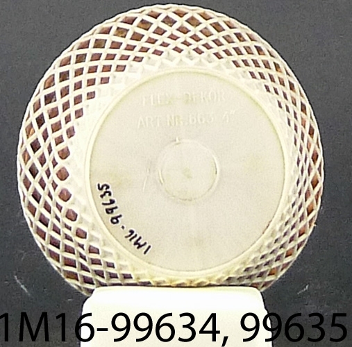 Ytterkruka av plast till kruka med inventarienummer 1M16- 99634.