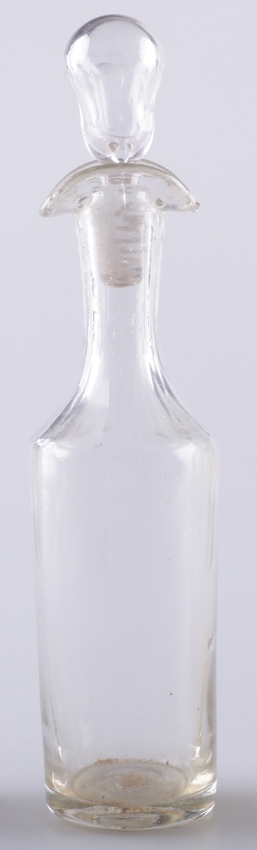 Flasken er slank og har dobbel helletut og glasspropp. Flasken er dekorert med fasettsliping og olivensliping i annenhvert felt øverst på kroppen.