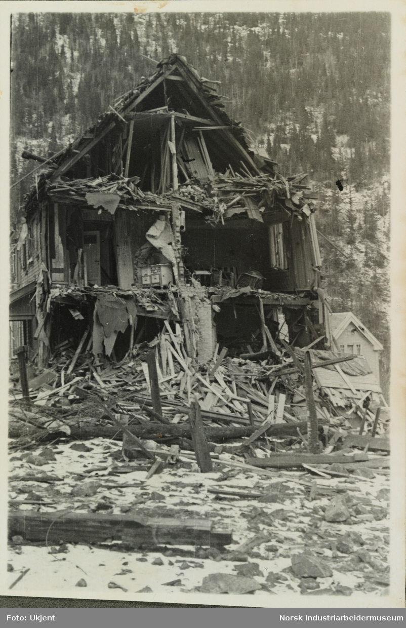 Bolig totalt ødelagt etter bombinga av Vemork i 1943. Den ene husveggen er helt borte